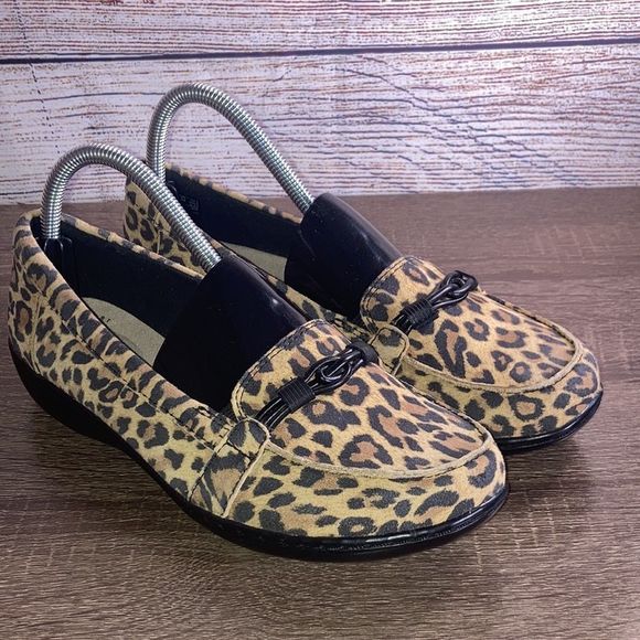 EUC Clarks Women's Ashland Tan Leopard Suede Size 7.5 - Picture 2 of 13